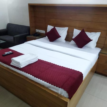 Signature Plaza Hotel New Delhi Ngoại thất bức ảnh