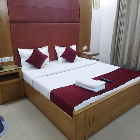 Signature Plaza Hotel New Delhi Ngoại thất bức ảnh