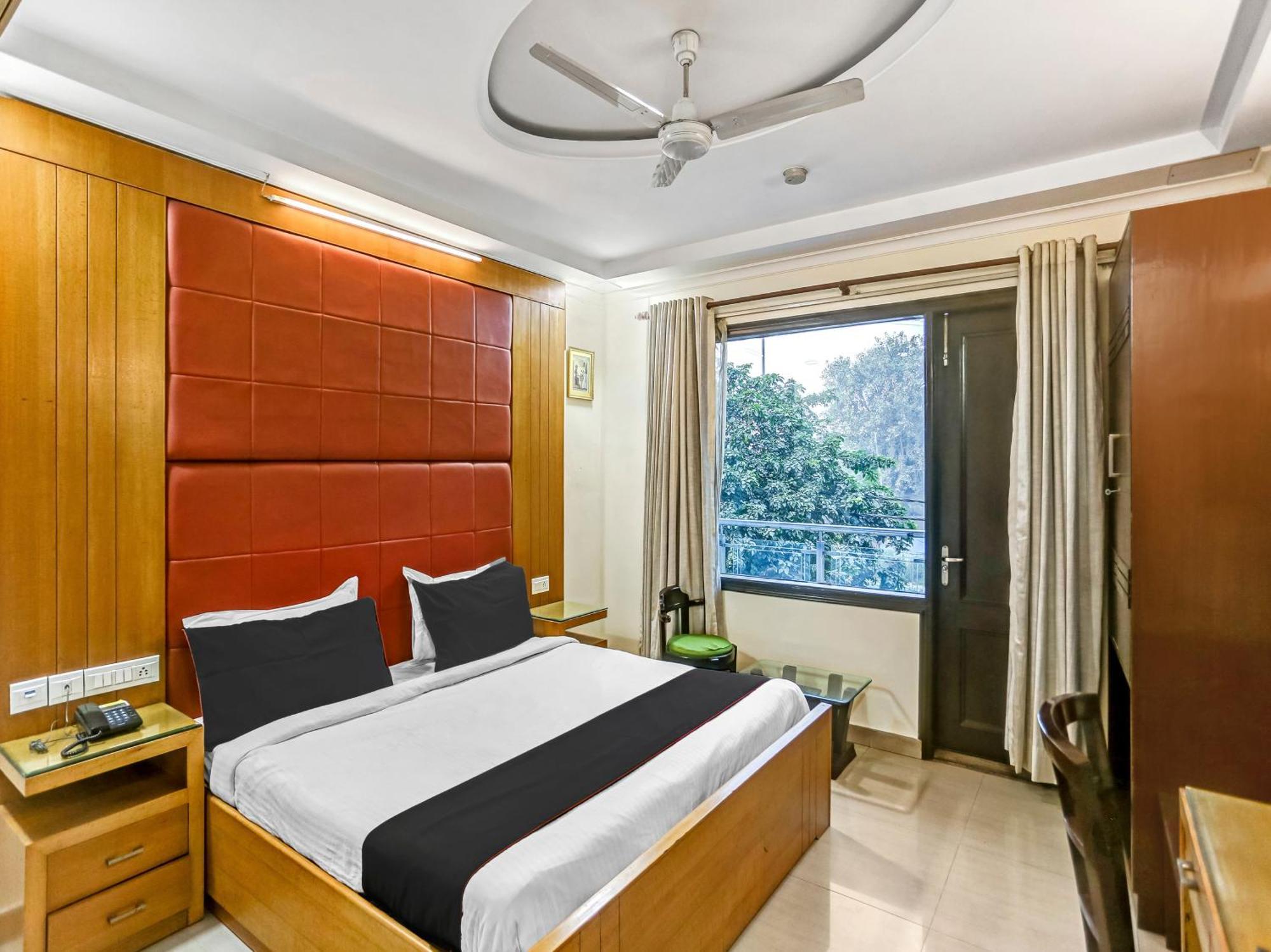 Signature Plaza Hotel New Delhi Ngoại thất bức ảnh